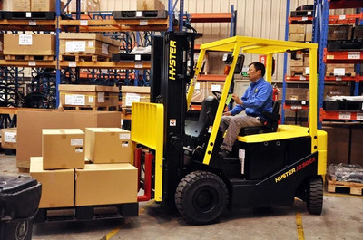 如何在汽車巨頭倉庫中打造最低成本的叉車物流配送解決方案