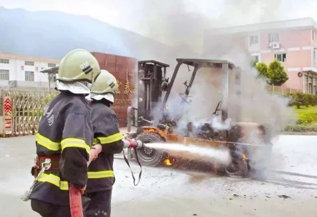 防不勝防！叉車高溫作業突發自燃，駕駛員驚險逃生警鐘長鳴